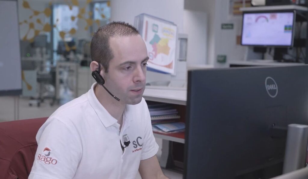 Stago dispatch worker setting up a new work order and getting in touch with the field service engineer