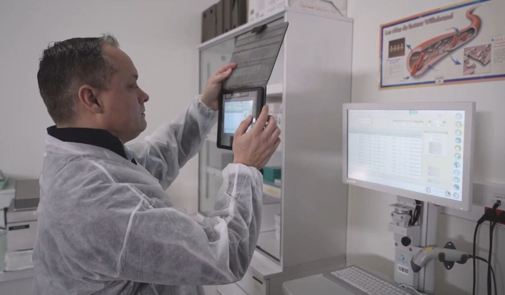 Stago's Field Service Engineer using the Resco Inspections app to perfom and inspection of diagnostic equipement in the hospital. 