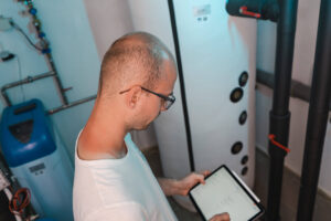 Technician with tablet using Resco Power Solutions.